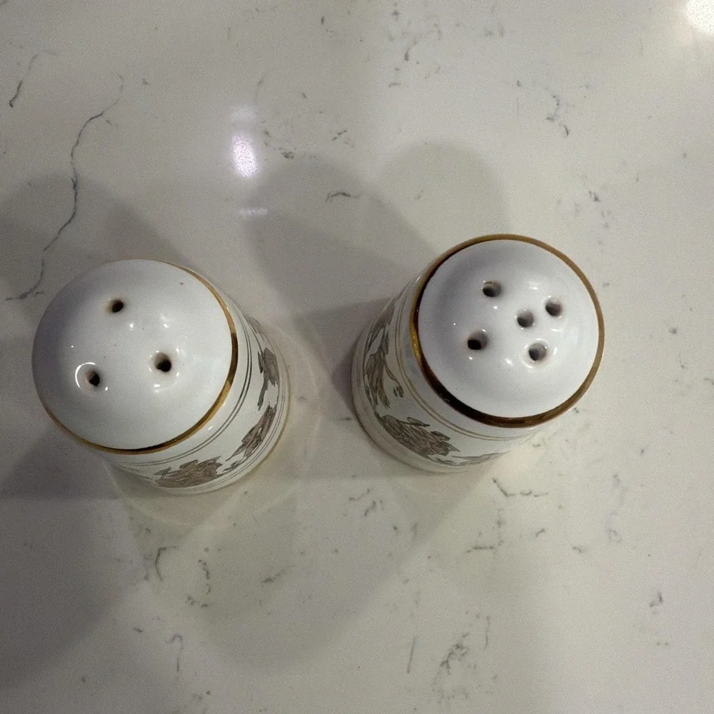 NEOFITOY KERAMIK Salt and Pepper Shakers Vintage Gold White Greek Figures Greece